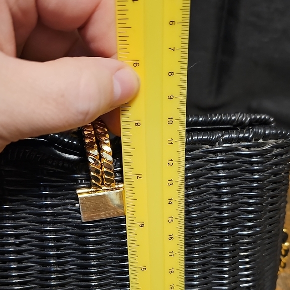 Elegant Black Woven Bag with Gold Chain - Picture 7 of 10